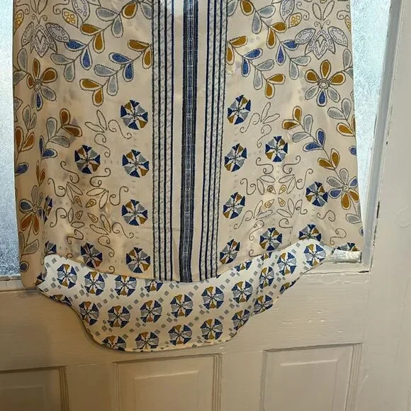 BCBG MaxAZRIA Women’s Light cream sleeveless patterned blouse cut out back med - Picture 3 of 6